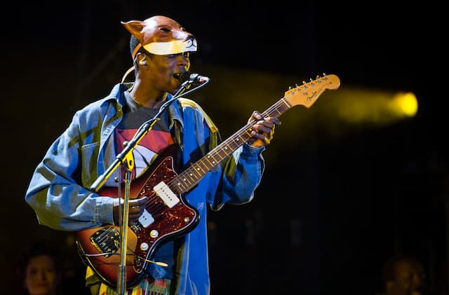 Karim Ouellet en prestation sur la scène Bell dans le cadre de la 29e édition des Francofolies de Montréal le 16 juin 2017.