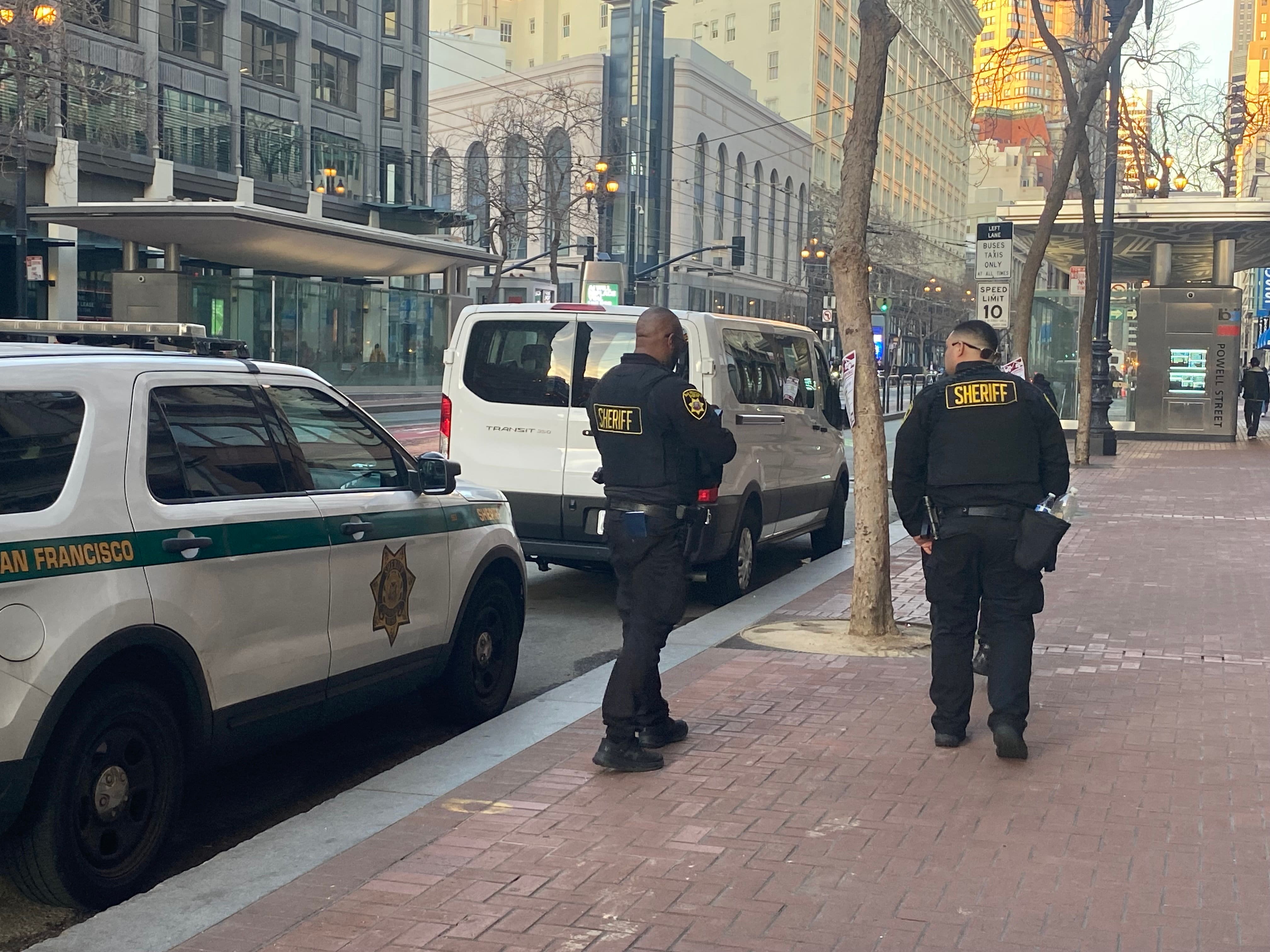 Na prática em cada rua, é difícil não passar pelos agentes da cidade ou por outros jogadores das forças da ordem.