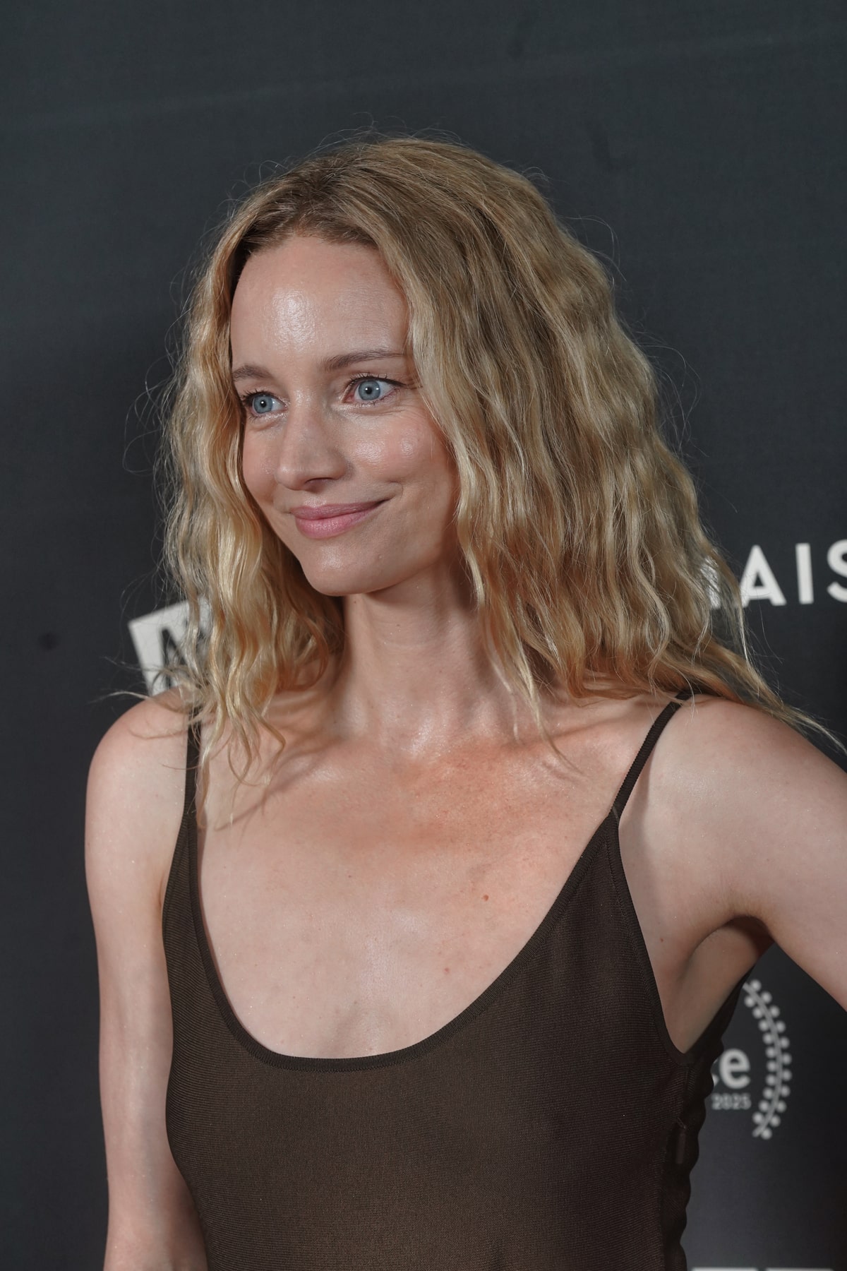 Laurence Leboeuf se baigne nue dans une rivière | Le Sac de chips