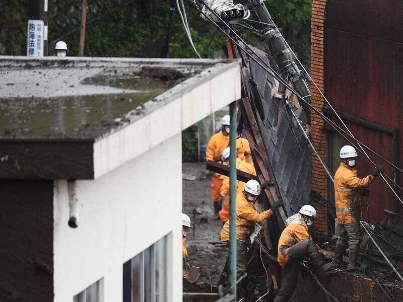 Japon: les secouristes cherchent des survivants dans la boue à Atami - Vimarsana News