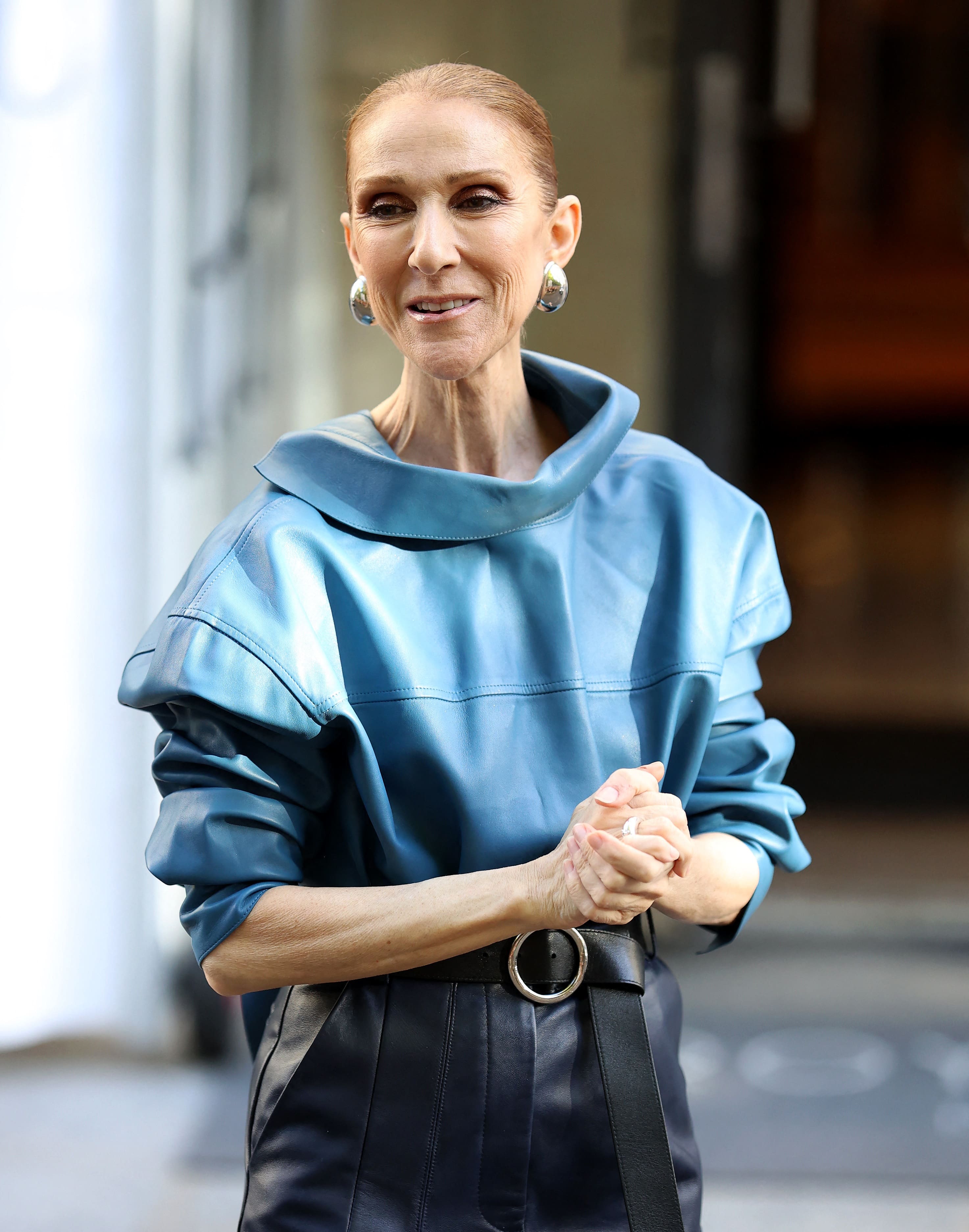 Devant le Royal Monceau, où elle loge depuis le 28 août, Céline Dion se présente à sa foule d’admirateurs chaque jour, encadrée par sa propre équipe de sécurité.