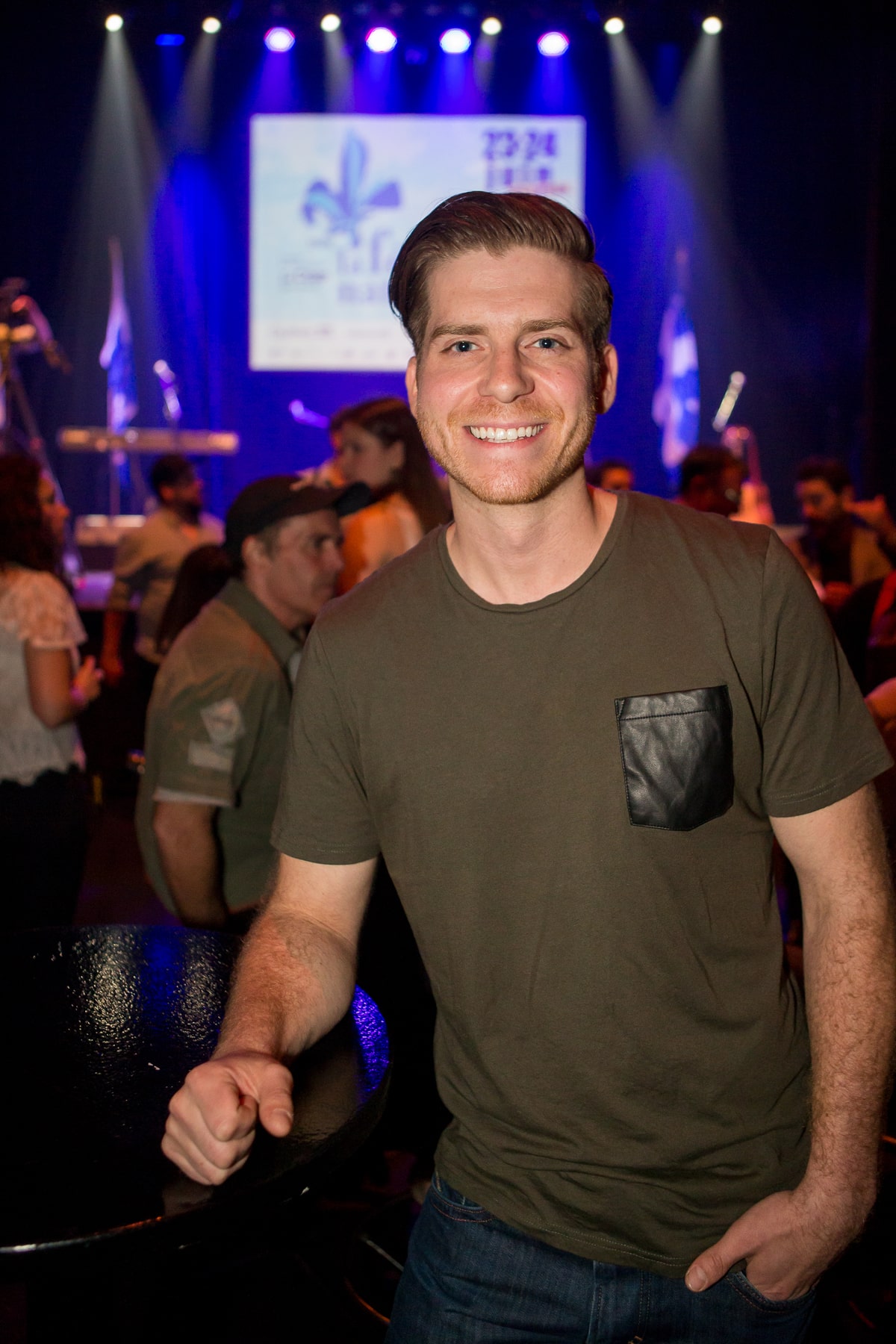 Jean-Marc Couture pose avec sa nouvelle amoureuse