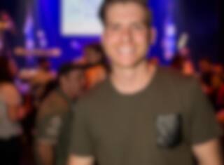 Jean-Marc Couture pose avec sa nouvelle amoureuse