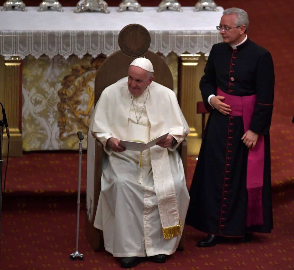 &Eacute;tat clinique &laquo;complexe&raquo;: l'hospitalisation du pape va se prolonger