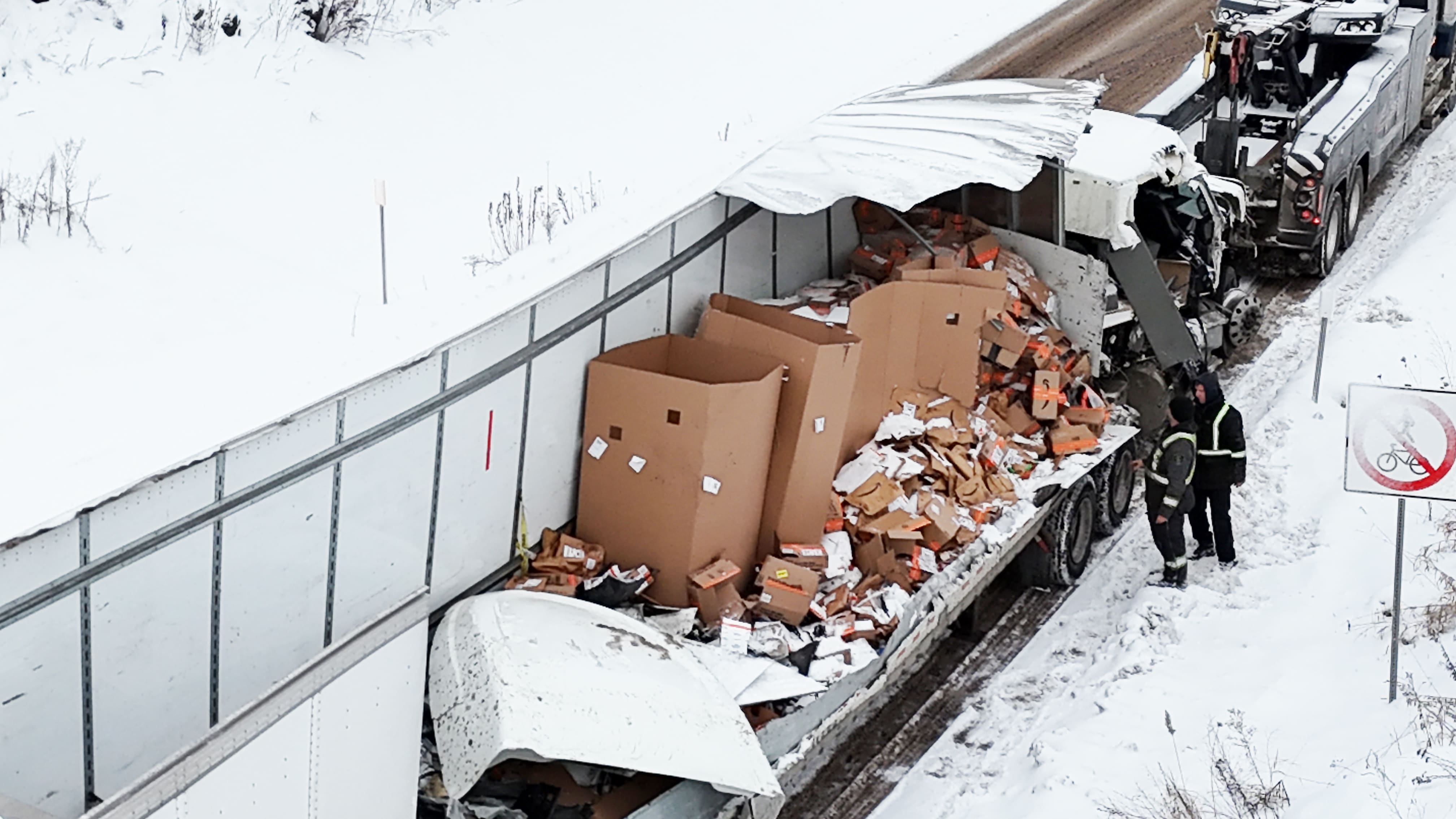 Collision à Issoudun: un camion rempli de colis Amazon éventré | JDM