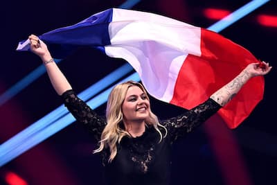 El ganador de Eurovisión 2024, el cantante suizo Nemo, canta la nueva canción "Axlainable"durante el ensayo general de la final de la eurovisión de la canción 2025 en el Arena St. Jakobshalle de Basel el 16 de mayo de 2025.