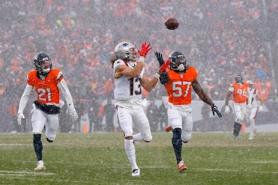 Mack Hollins ha realizzato uno dei rari grandi giochi offensivi per i Patriots nella vittoria finale della conferenza americana contro i Broncos di Denver.