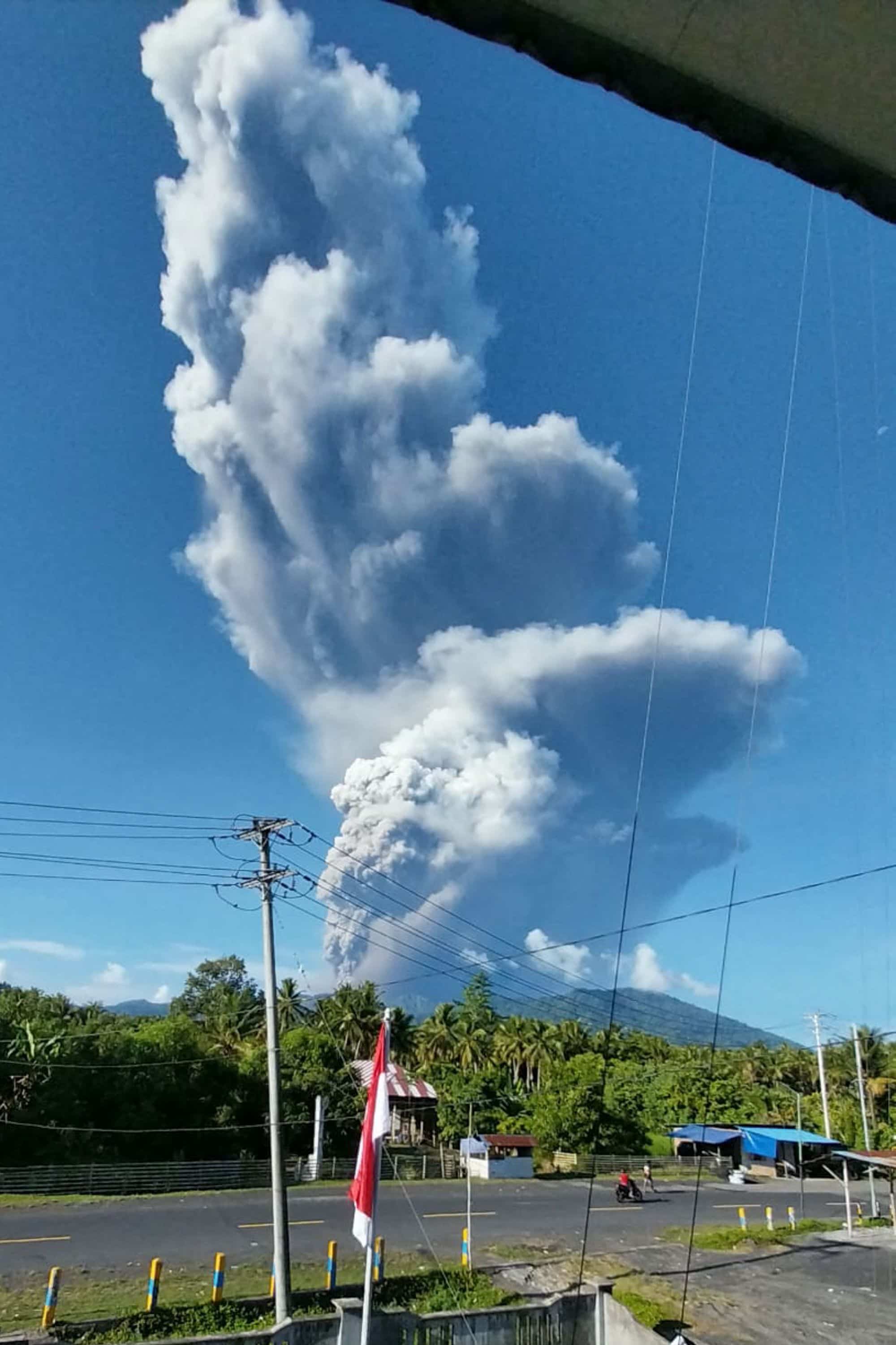 Indonésie: trois randonneurs morts après l'éruption d'un volcan, dix disparus