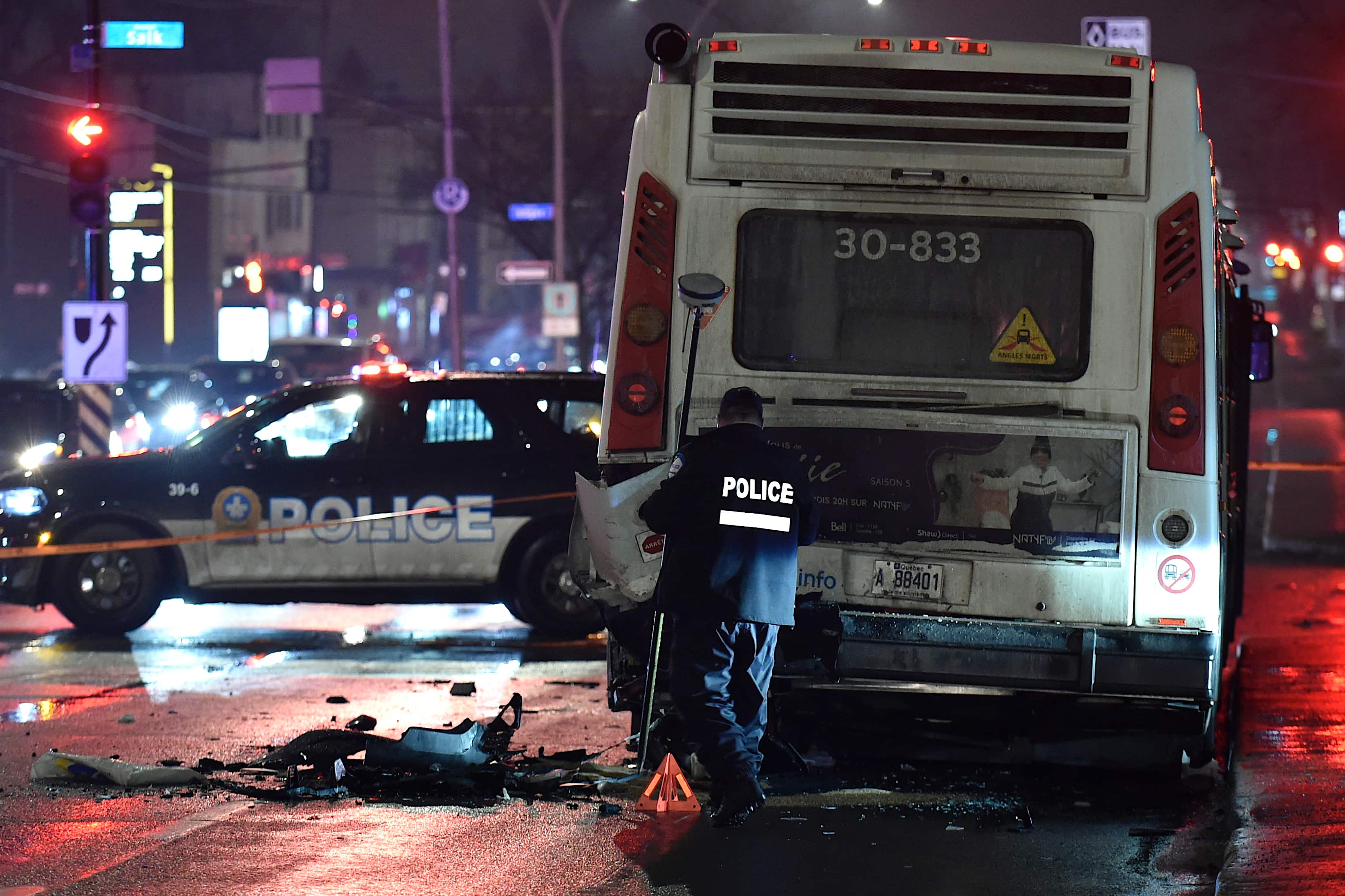 La femme de 25 ans impliquée dans la collision avec un autobus de la Société de transport de Montréal (STM), samedi soir a succombé à ses blessures.