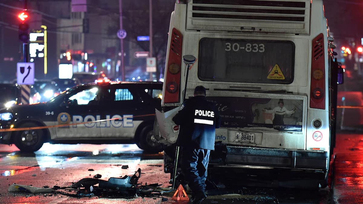Une femme lutte pour sa vie après une collision avec un autobus de la STM