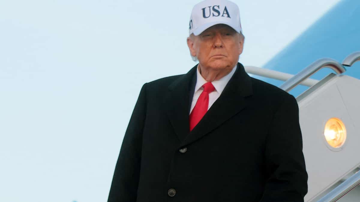 Trump filmé faisant un doigt d’honneur pendant une visite d’usine