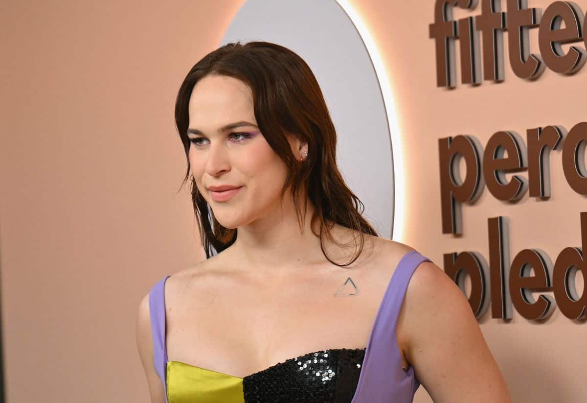 Tommy Dorfman publie une photo avec sa fiancée