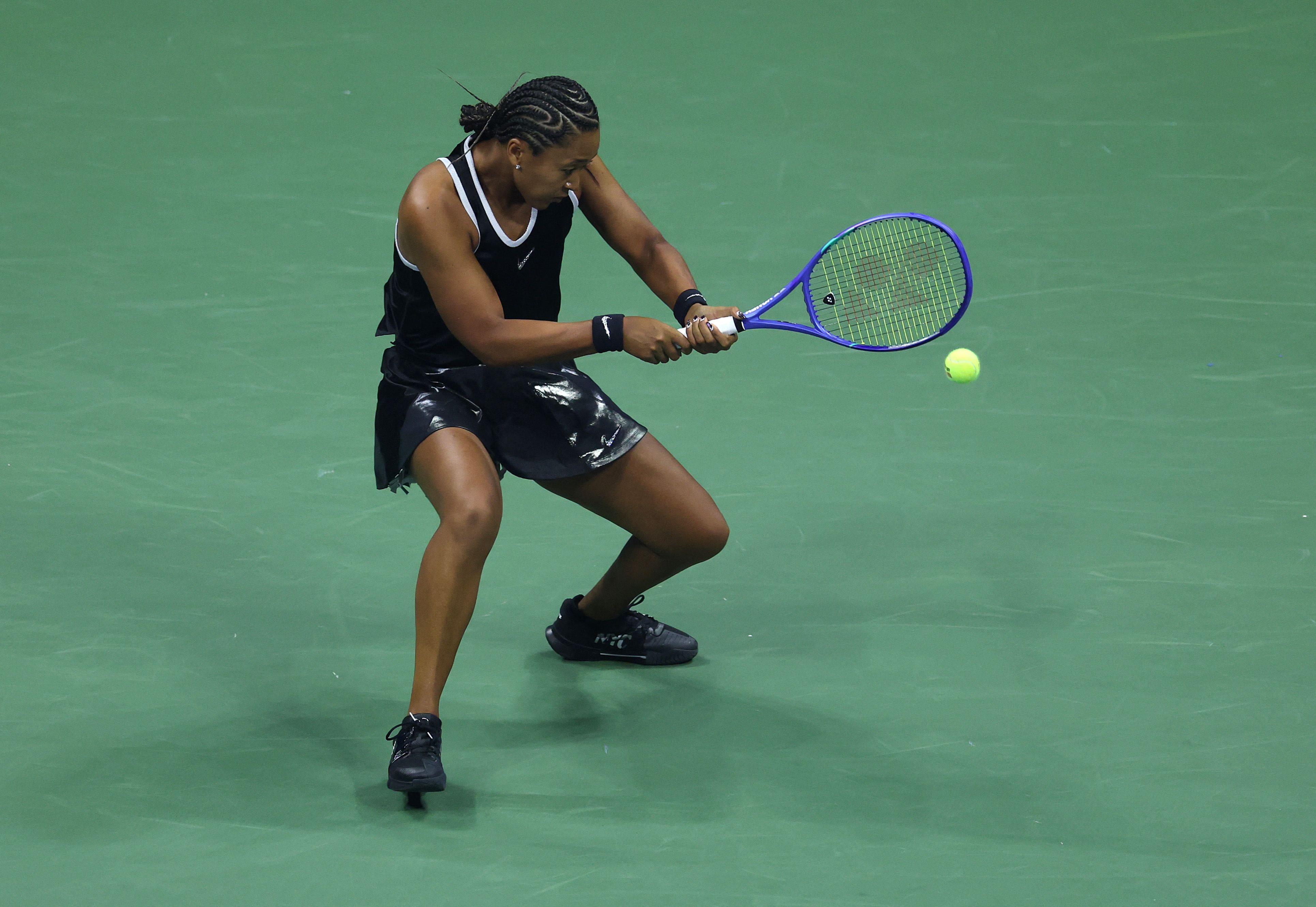 Naomi Osaka a disputé son match de premier tour dans un ensemble inspiré de l'ancienne vedette de la NBA Allen Iverson, lundi.