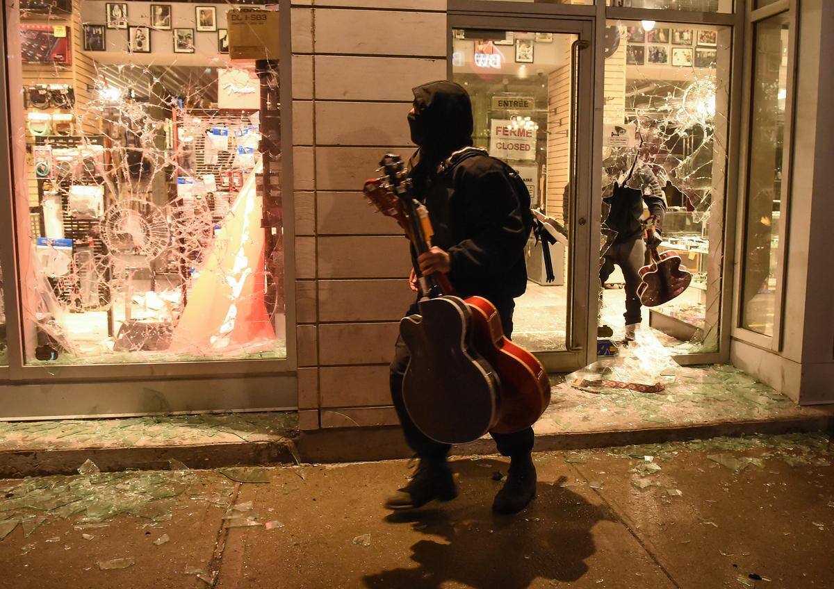 Alors que les émeutes se poursuivent aux États-Unis, 10 000 manifestants ont aussi envahi les rues de Montréal dimanche, ce qui a permis à des vandales de piller des commerces.