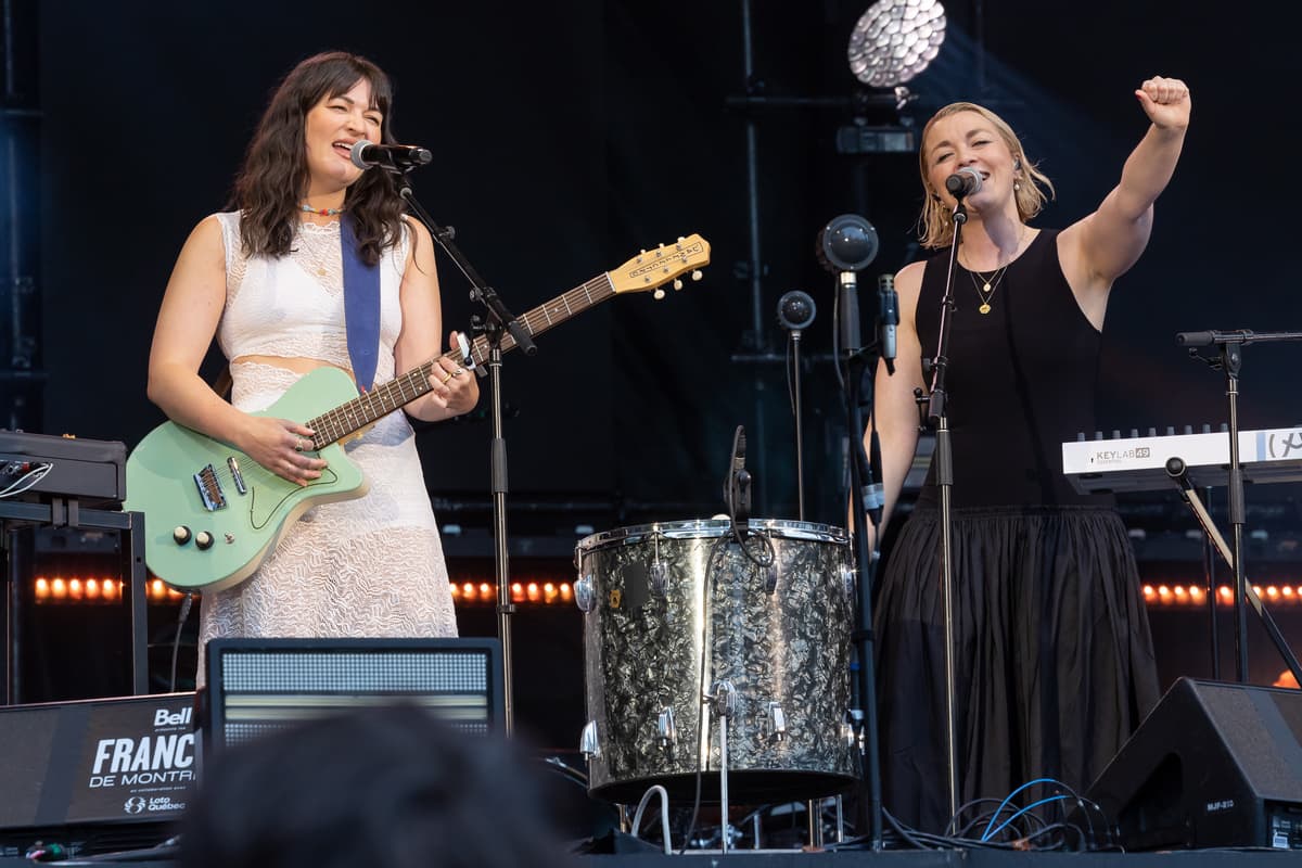Mélanie et Stéphanie Boulay, le duo d’auteures-compositrices-interprètes Les Sœurs Boulay, dans le cadre de la 35e édition des Francofolies de Montréal.