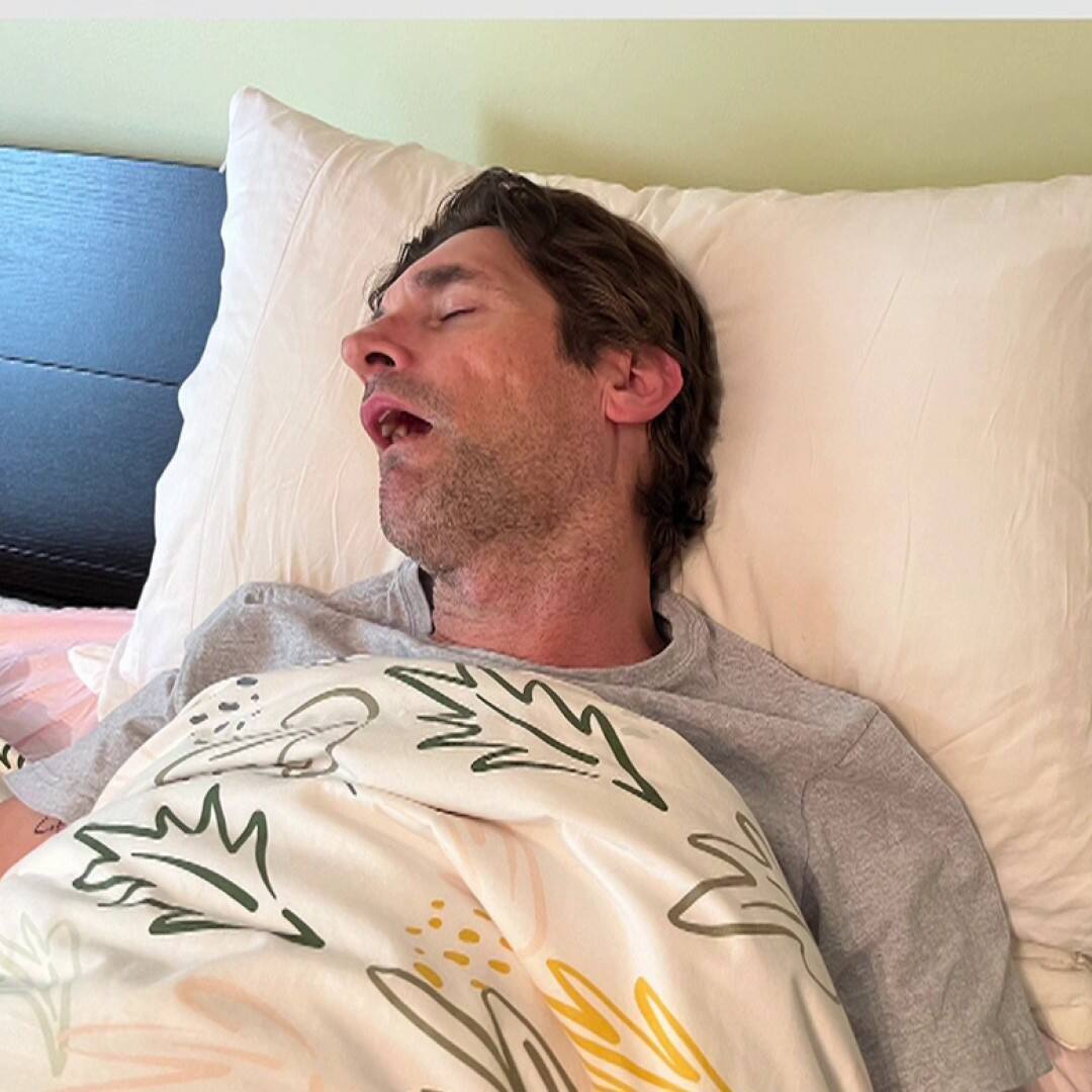 Pourquoi les hommes ronflent-ils plus?