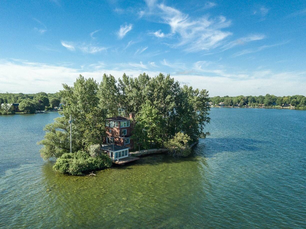 Une île privée pour 649 000$ à Sainte-Barbe 