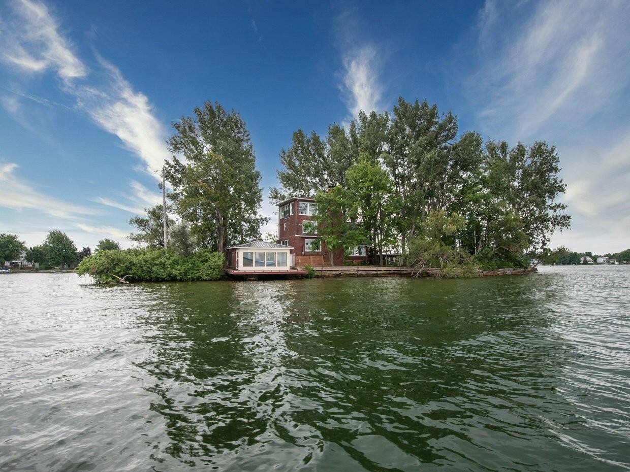 Une île privée du lac SaintFrançois avec maisonchalet à vendre pour