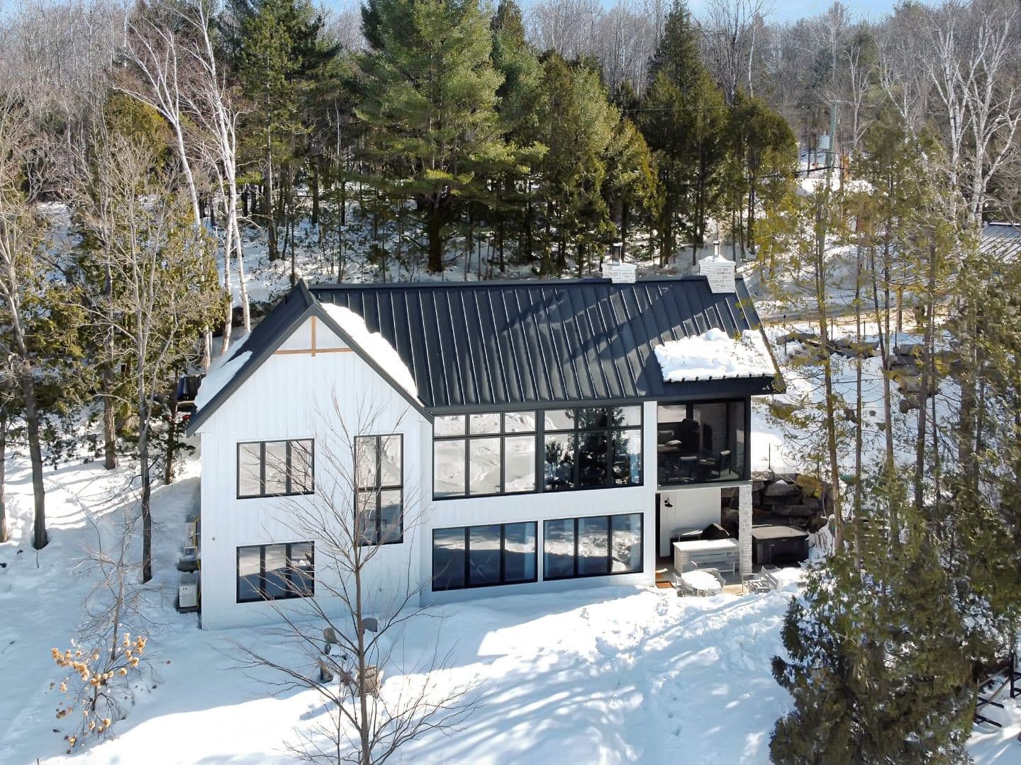 Une maison en bord de lac à vendre pour 1 980 000$