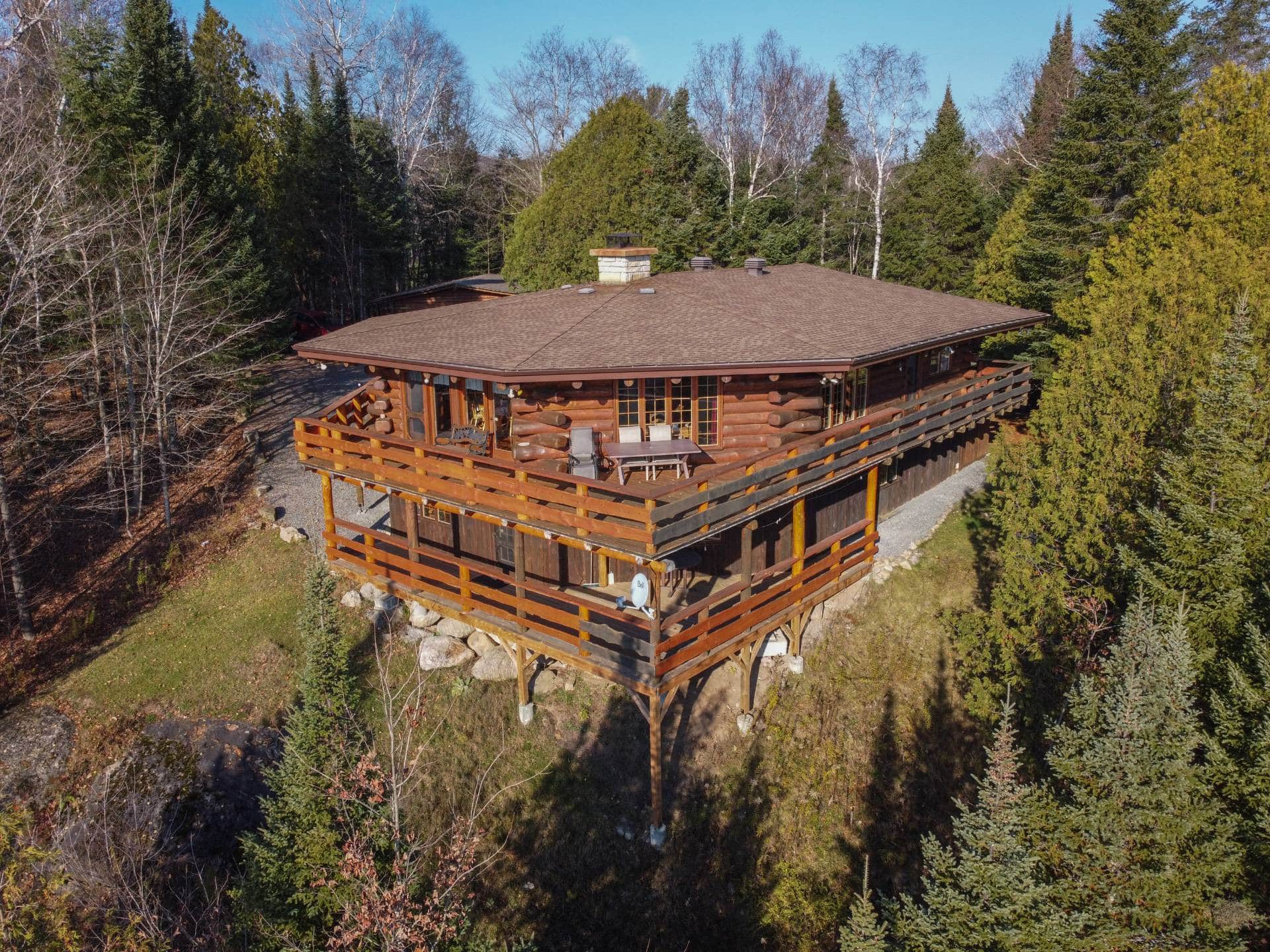 Une maison en bois rond pour 649 000$