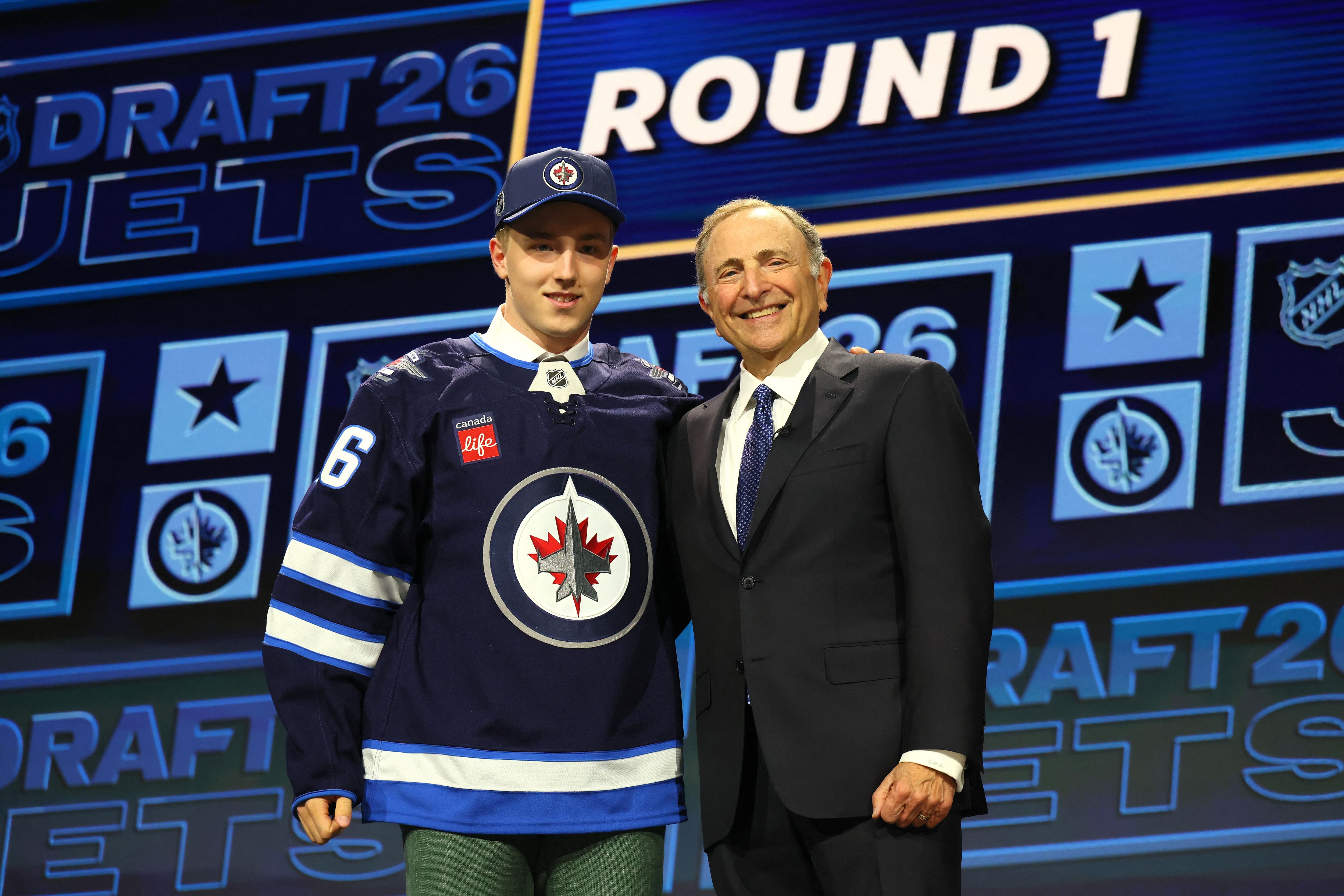 Viggo Bjorck en compagnie du commissaire de la LNH Gary Bettman après avoir été choisi au premier tour du repêchage par les Jets de Winnipeg.