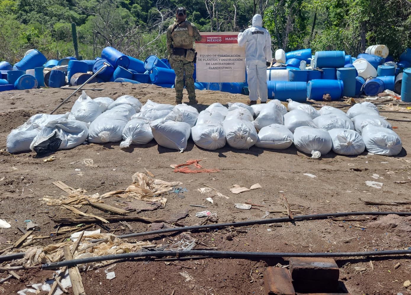 Cette photo fournie par le Secrétariat mexicain de la Sécurité et de la Protection des citoyens montre la saisie de drogues synthétiques dans les villages de Corralejo et Corral Viejo, dans l'État de Sinaloa, le 2 septembre 2026.