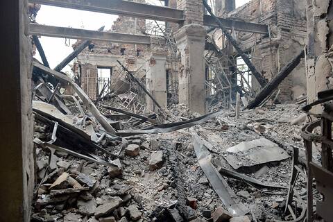 Una escuela en Kharkiv, la segunda ciudad más grande de Ucrania, fue completamente destruida ayer por fuego ruso.