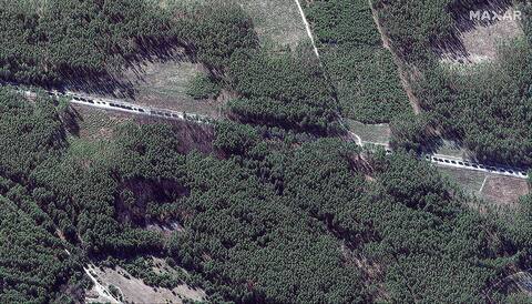 Un majestuoso convoy ruso de más de 60 km de longitud en Ivankiev, al noroeste de Kiev.