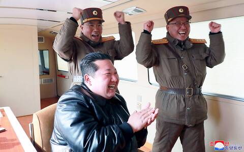 Vestido con su habitual chaqueta de cuero negro y rodeado de los militares de siempre, Kim Jong Un lucía todo sonrisas en las fotografías difundidas hoy por los medios estatales tras el lanzamiento.