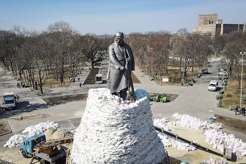 Un monument à Kharkiv protège la paire de sacs de sable