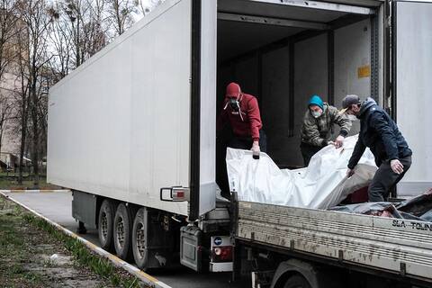 Los cuerpos de las víctimas de Butch son transportados a la morgue en camiones.