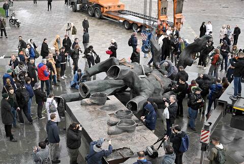 Residents of Kyiv, the capital of Ukraine, yesterday demolished a Soviet monument representing friendship between the two countries.