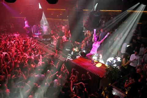 A pesar de un aumento en los casos de COVID-19 en Europa, los clubes nocturnos populares en Ibiza, España, como Pacha aquí, reabrieron a mediados de junio después de estar cerrados durante más de dos años debido a la pandemia de coronavirus.