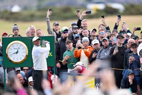 À chaque trou, un imposant peloton suit à la trace le légendaire Tiger Woods. Au 10e trou vendredi, ils étaient nombreux à vouloir immortaliser l’élan de celui qui est considéré comme le plus grand golfeur de l’histoire de ce sport.