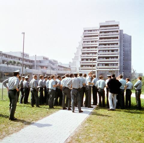Les policiers allemands se sont rassemblés pour mener la garde devant les appartements où logeaient les atletètes.