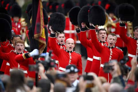 Des soldats de la garde Coldstream ont soulevé leur chapeau pour saluer le nouveau roi.