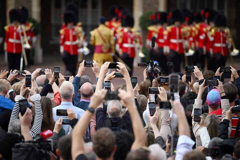 De nombreux sujets britanniques se sont rassemblés devant le château Saint-James pour entendre the proclamation royale.