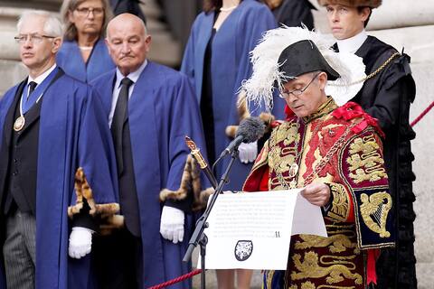 An officier de la maison royale a lu devant la Royal Exange à Londres la proclamation confirmant que Charles III est maintenant roi.