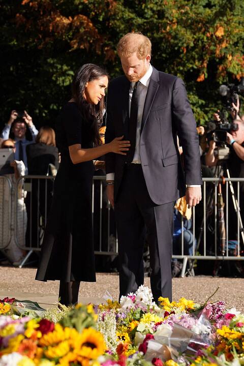 Meghan Markle et le prince Harry devant le château de Windsor où ils ont salué la foule et regardé les hommages à la reine.