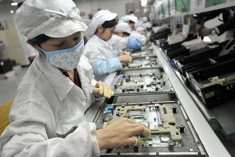 Empleados de Foxconn en Shenzhen, sur de China. Foxconn es el proveedor de productos electrónicos más grande del mundo. Además de Apple, también recibe pedidos de Sony, Dell y muchas otras empresas industriales, grandes y pequeñas.