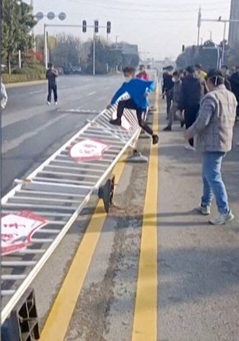 La policía china, que vestía trajes de protección contra los riesgos de contaminación con patógenos, no hizo ningún esfuerzo durante una manifestación de los trabajadores de la gigantesca fábrica Foxconn en Zhengzhou recientemente. Dispersaron a los manifestantes golpeándolos severamente con porras y barras de hierro.