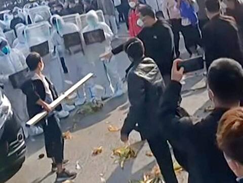 La policía china, que vestía trajes de protección contra los riesgos de contaminación con patógenos, no hizo ningún esfuerzo durante una manifestación de los trabajadores de la gigantesca fábrica Foxconn en Zhengzhou recientemente. Dispersaron a los manifestantes golpeándolos severamente con porras y barras de hierro.