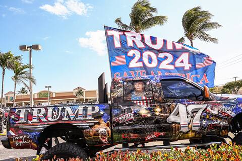 Algunos han adornado sus minivans con los colores de su campaña.