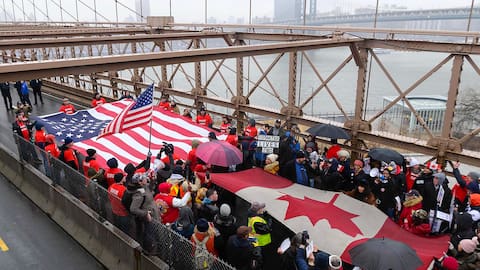 À New York, the manifesto transporting des drapeaux amricains et canadiens on the block ponts.