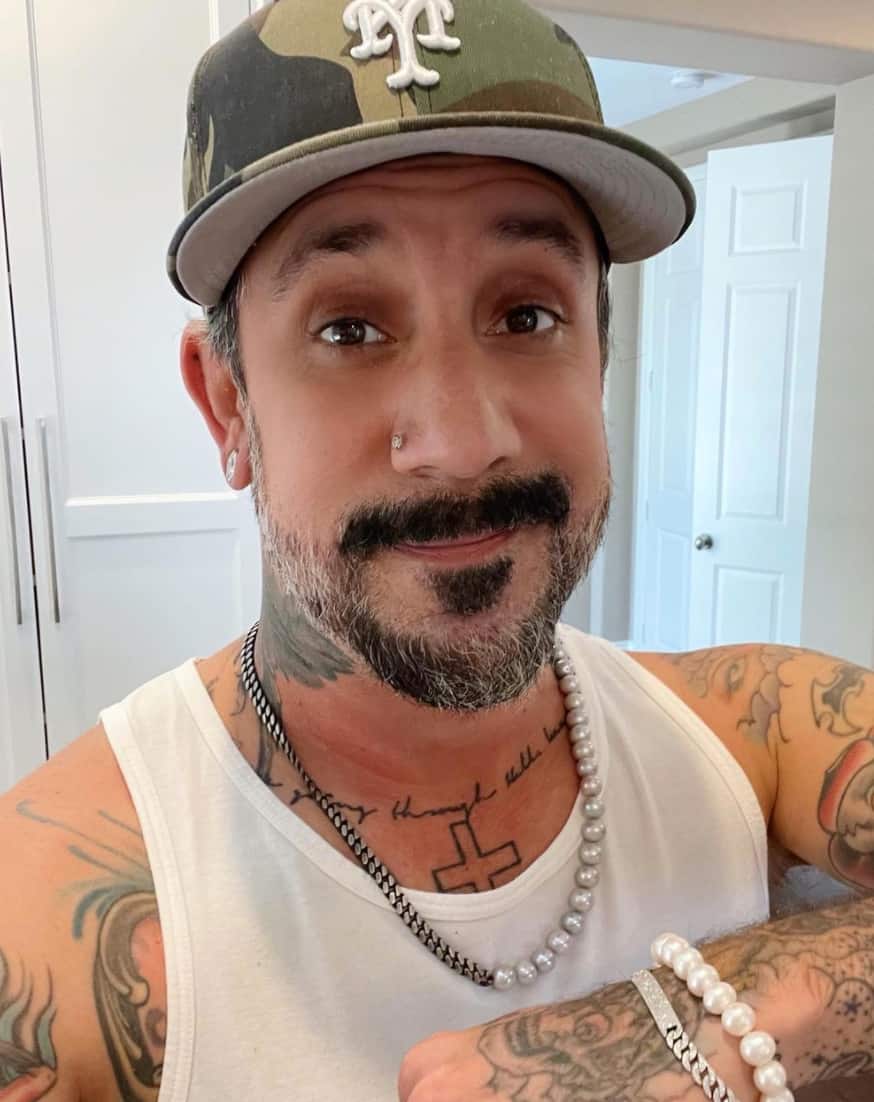 Complètement méconnaissable, AJ a rasé sa barbe