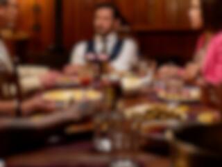 Les premières images de la série Aller simple