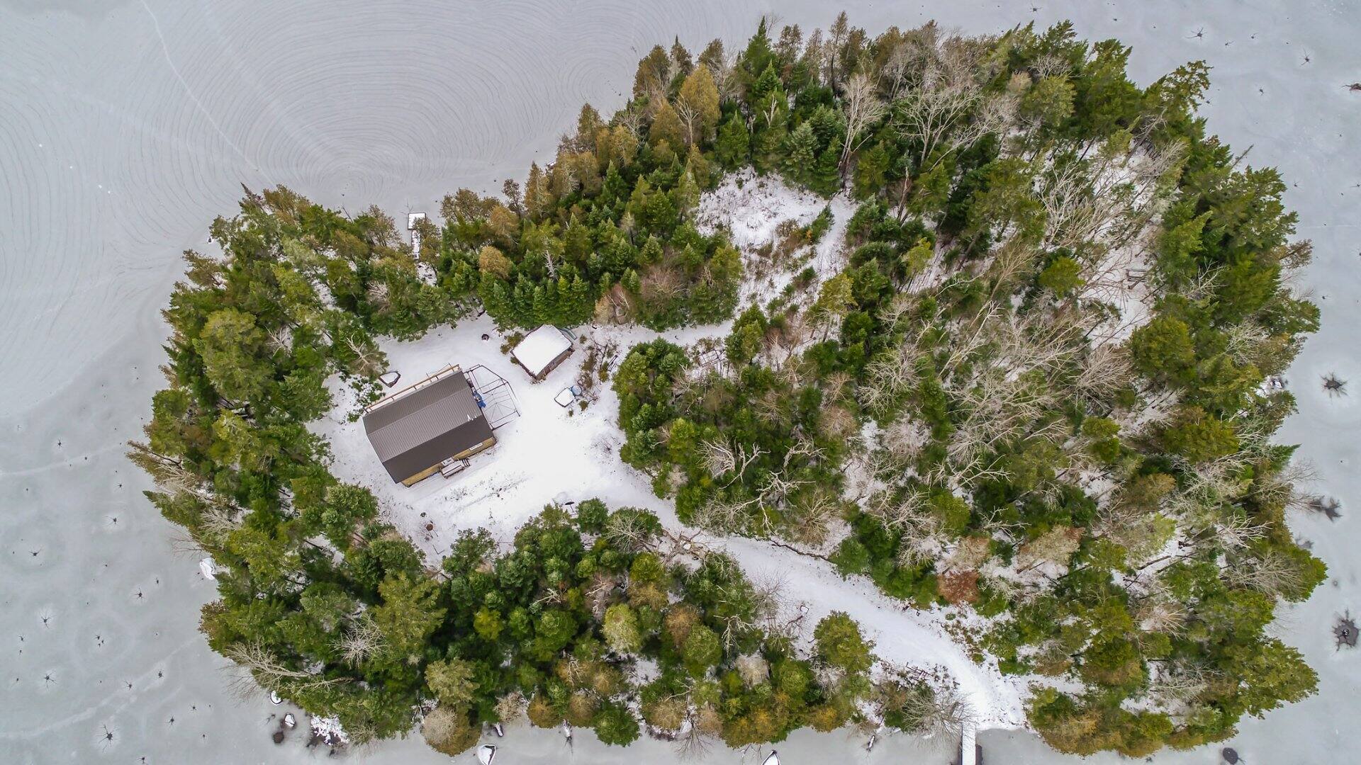 Une île avec glissade d'eau pour 1 495 000$ 