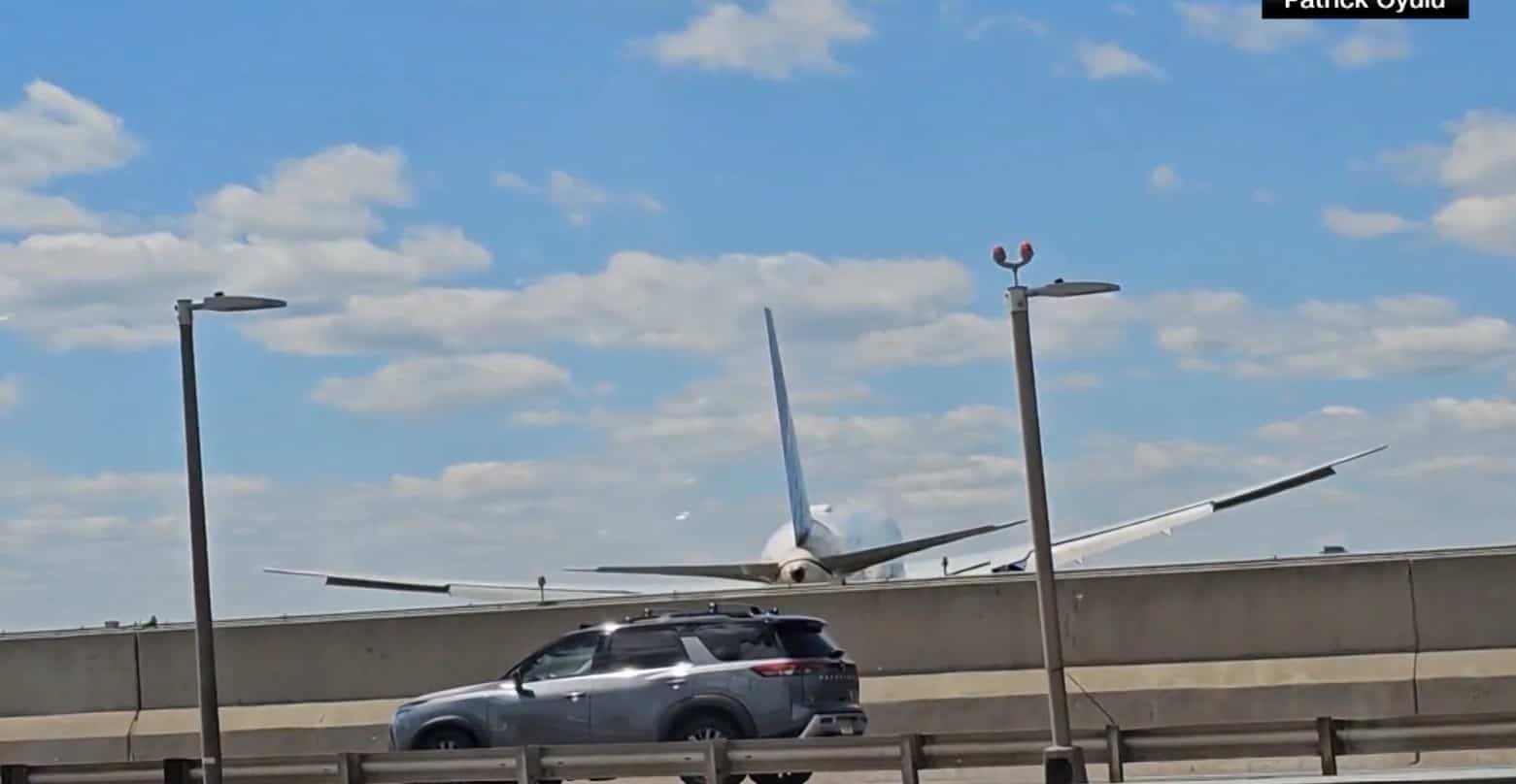 EN VIDÉO | Un avion de United Airlines heurte un camion et un lampadaire sur une autoroute près de New York