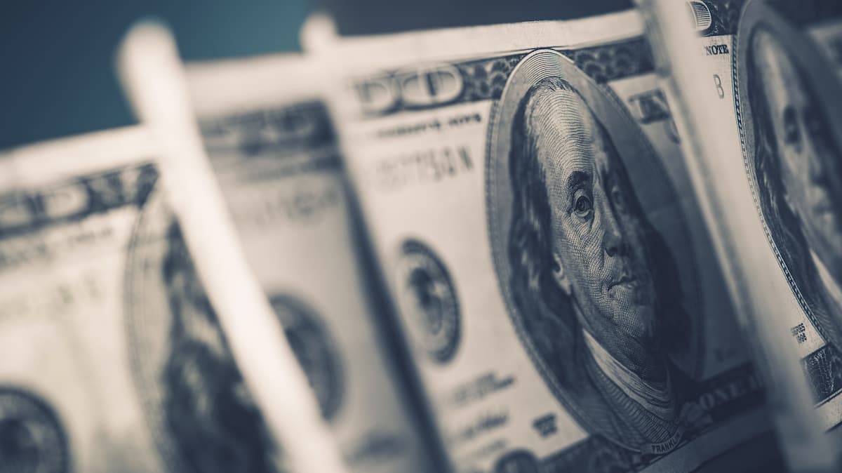Trova 5.000 dollari sul pavimento… e viene accusato di furto mentre tiene in mano la borsa. Trova 5.000 dollari sul pavimento… e viene accusato di furto mentre tiene in mano la borsa.