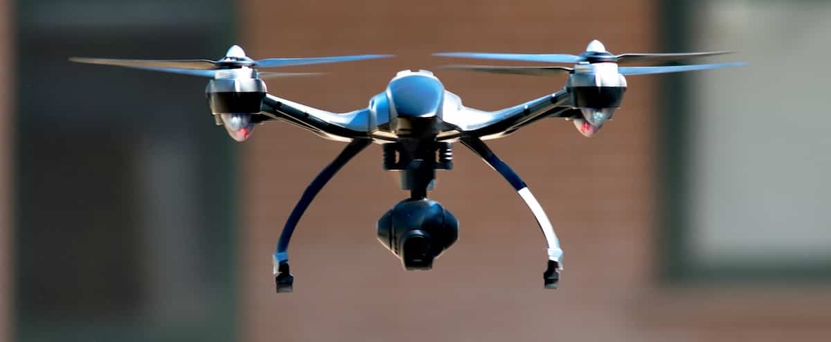 Livraisons par drone dans les prisons: trois groupes ciblés par la police